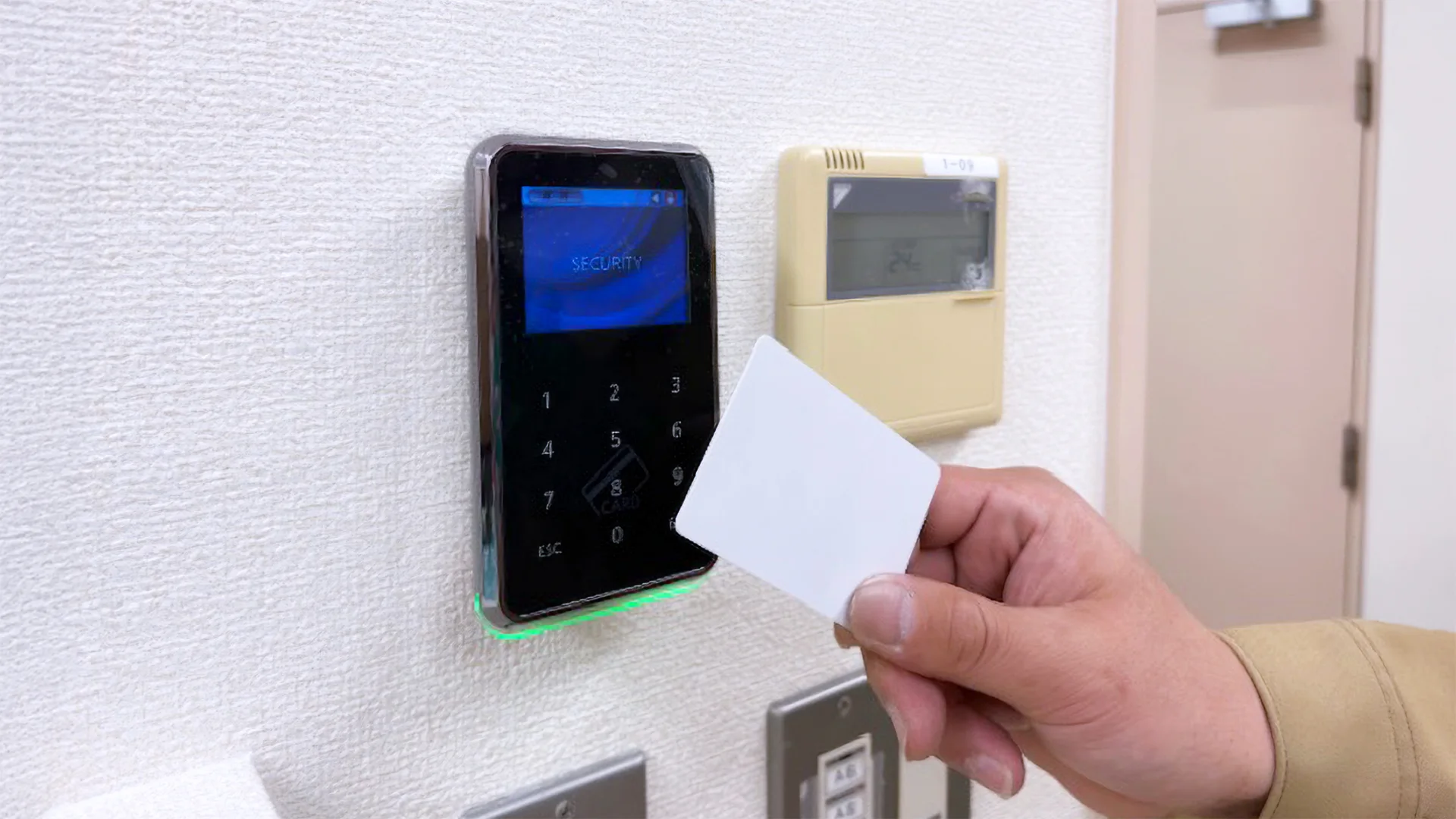 カードキーをタッチしているイメージ